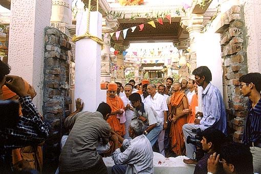 Swamishri performs pujan of pillar for the main inner sanctum, Pramukh Varni Celebration (English date), 21 May 2000