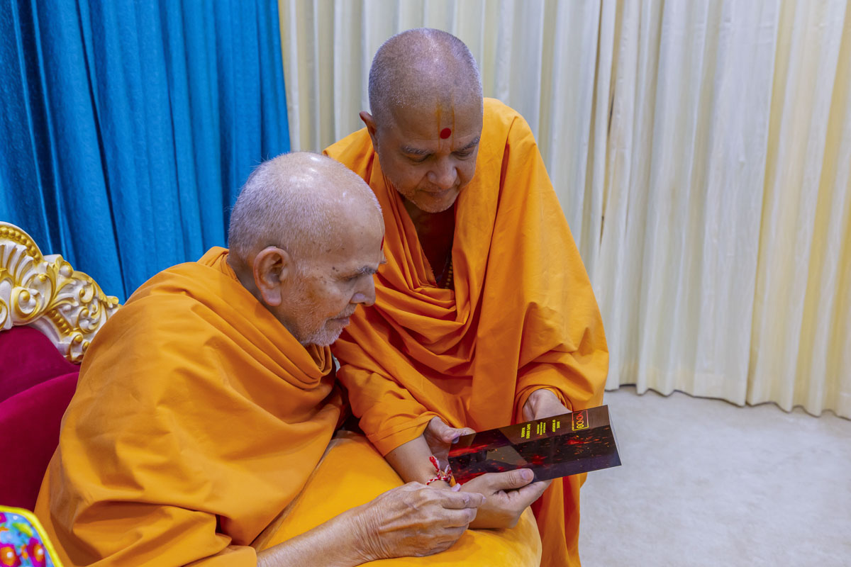 Fairy Tale Show Honor: Swami Brahmaviharidas presents His Holiness Mahant Swami Maharaj with an award for The Fairy Tale Show, an immersive spiritual experience