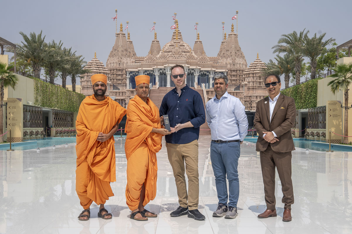 Celebrating Synergy: Adrian Goulder presents Swami Bramhaviharidas the award for The Fairy Tale – An Immersive Experience