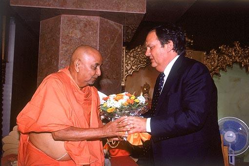 The Mayor of Lisbon welcomes Swamishri with a bouquet of flowers