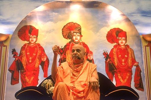 Swamishri blessing the evening assembly, "In return for our devotion to God, He never forgets us. Lord Swaminarayan remembered Dada Khachar throughout His life because he had sacrificed his home, family and wealth in the service of God..."