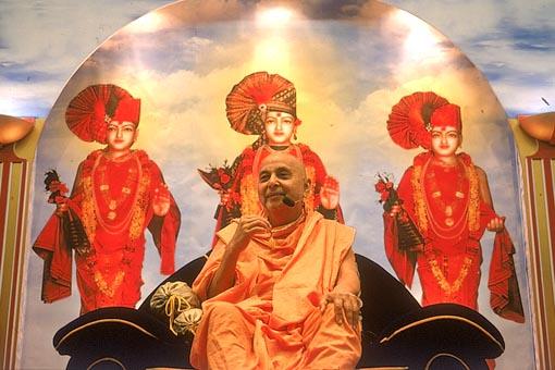 Swamishri blessing the evening assembly, "In return for our devotion to God, He never forgets us. Lord Swaminarayan remembered Dada Khachar throughout His life because he had sacrificed his home, family and wealth in the service of God..."