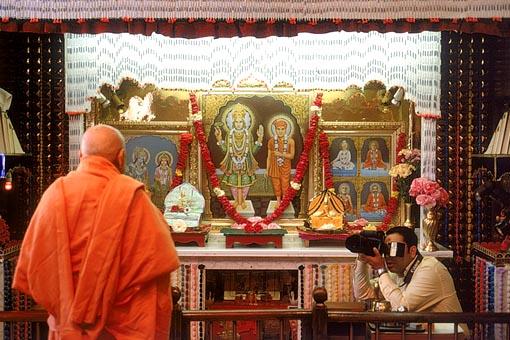 Swamishri doing darshan of Thakorji in mandir