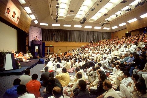 Swamishri addresses the Family Shibir comprising of 1017 youths and children