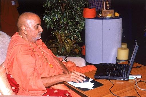 Ruchi Quiz: Swamishri points an arrow in the laptop and reveals his answer to each question posed to him during the Family Shibir. The youths then see whether their answers match with that of Swamishri's wishes  
