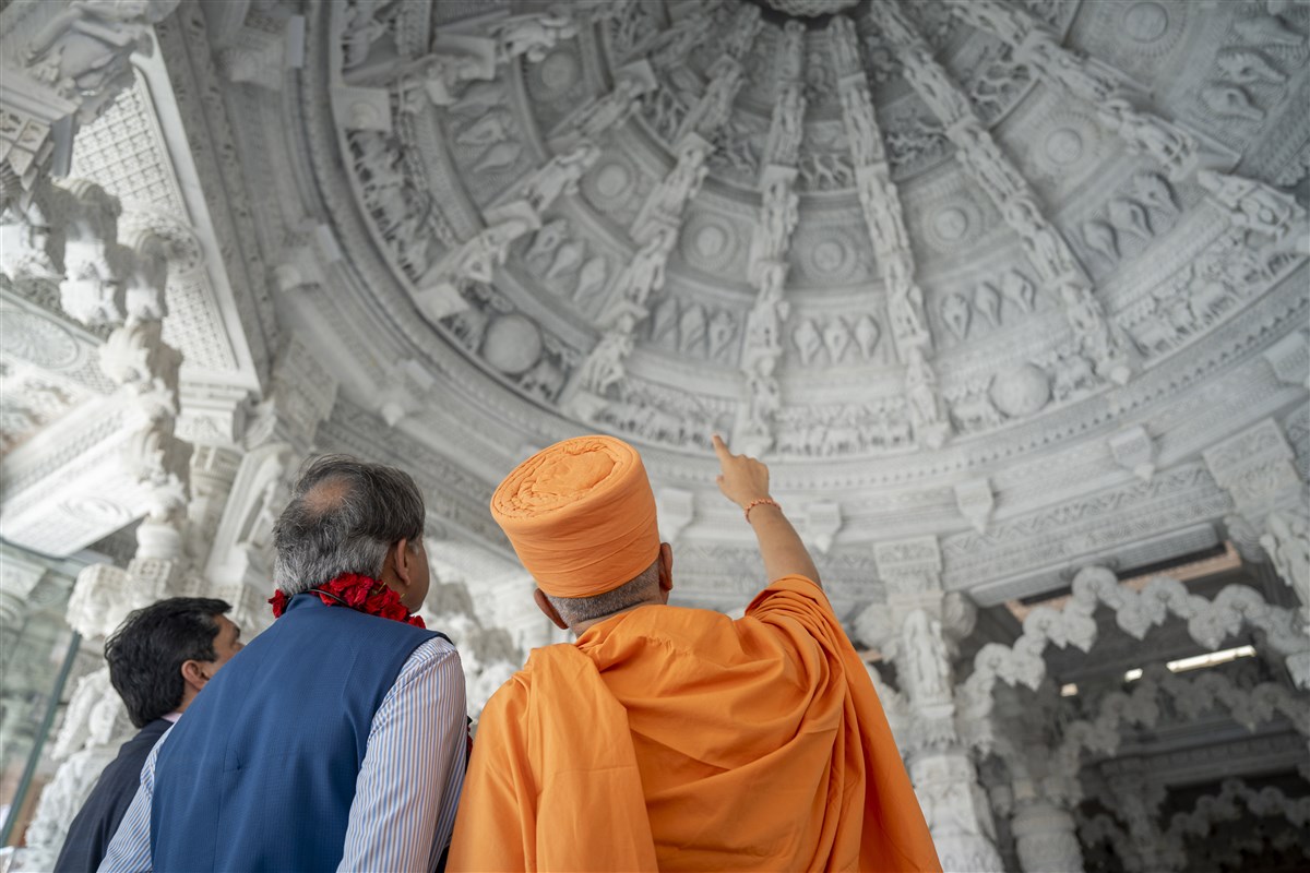 Dr. Shashi Tharoor Acclaims the BAPS Hindu Mandir, Abu Dhabi