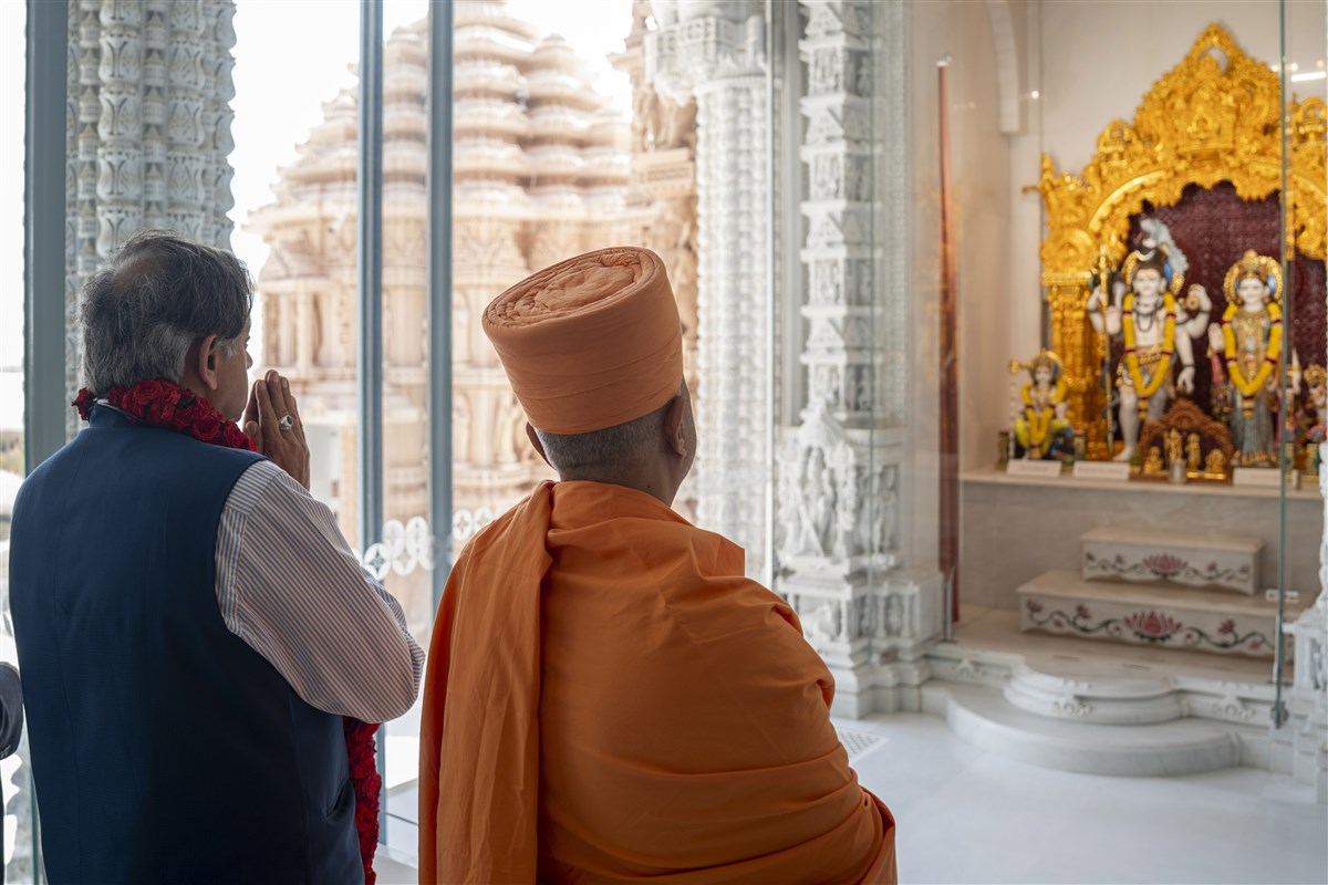 Dr. Shashi Tharoor Acclaims the BAPS Hindu Mandir, Abu Dhabi