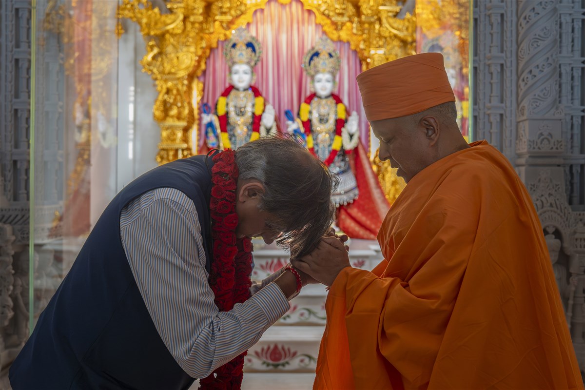 Dr. Shashi Tharoor Acclaims the BAPS Hindu Mandir, Abu Dhabi