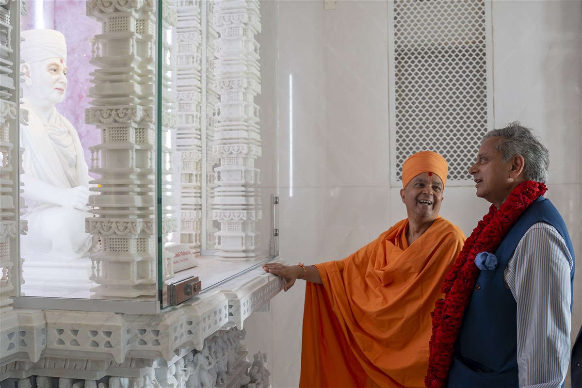 Dr. Shashi Tharoor Acclaims the BAPS Hindu Mandir, Abu Dhabi