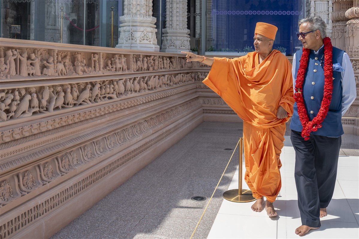 Dr. Shashi Tharoor Acclaims the BAPS Hindu Mandir, Abu Dhabi