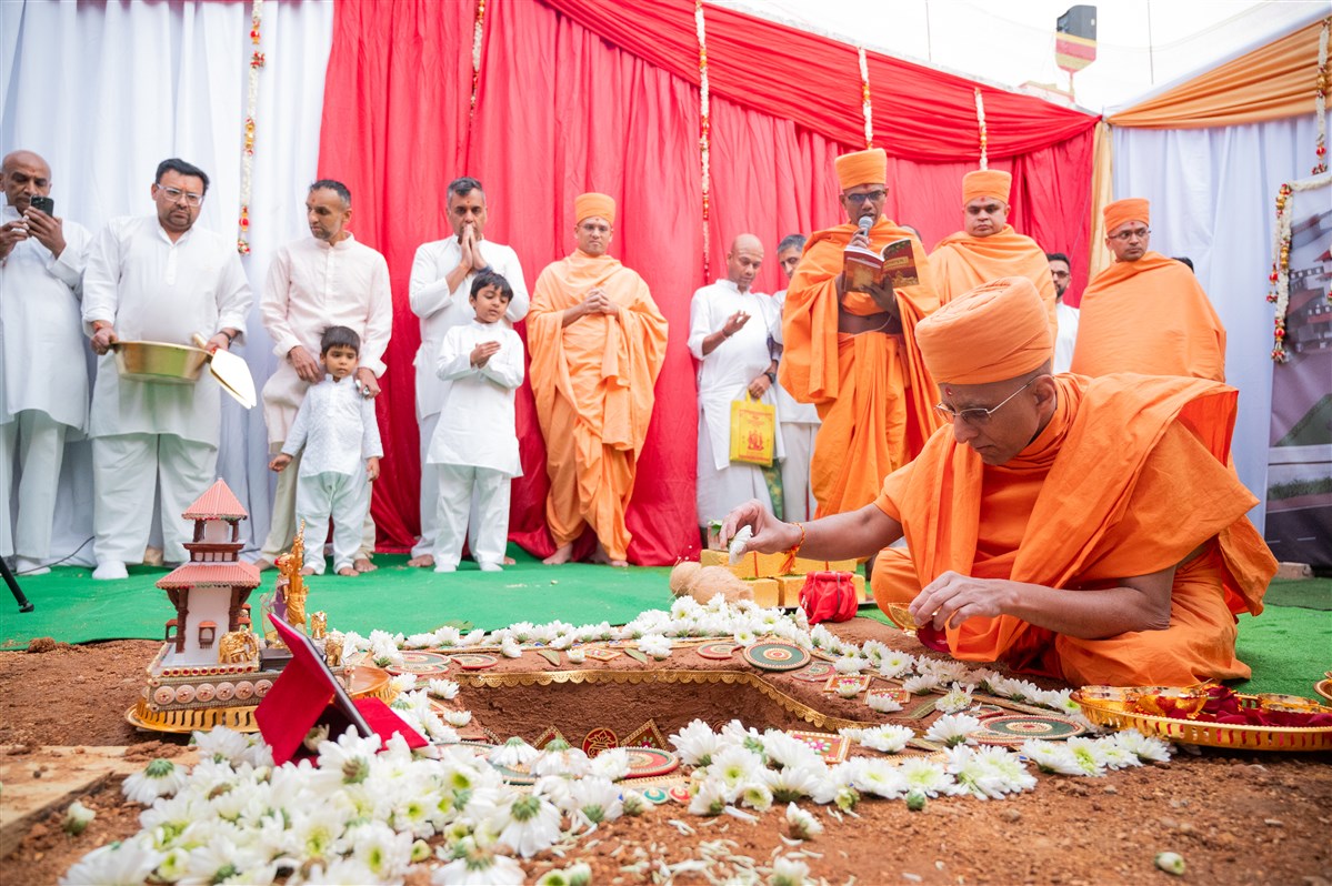 Tapomurti Shri Nilkanth Varni Maharaj Foundation Laying Ceremony
