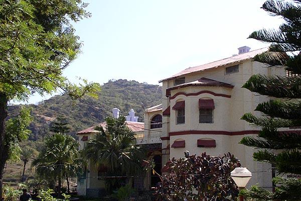 Swamishri Visits BAPS Hostel & School in Mt. Abu