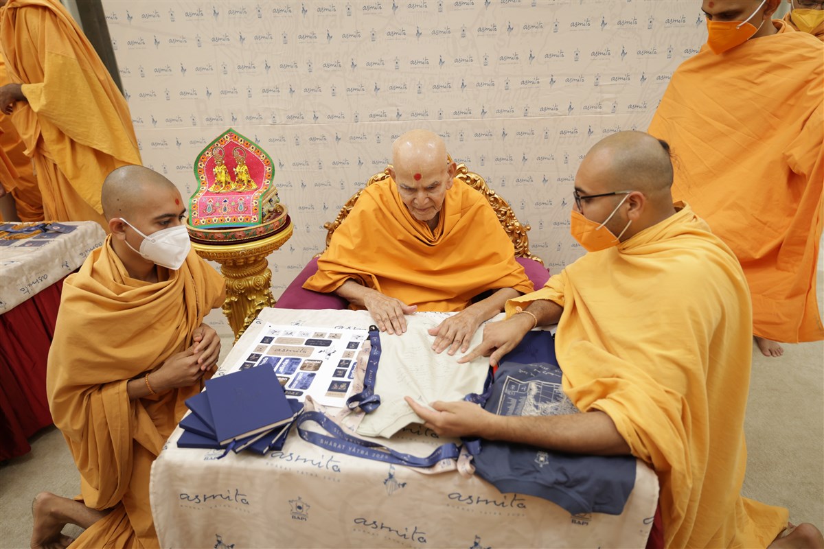 Mahant Swami Maharaj Pre-Yatra Prasadi