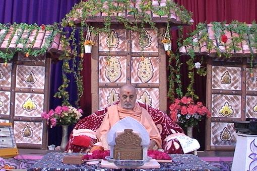 Swamishri meditating and saying the rosary during his morning puja 