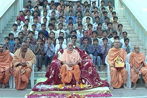 Swamishri with students of Swaminarayan Gurukul, Gondal