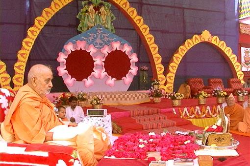  Swamishri during his morning puja 
