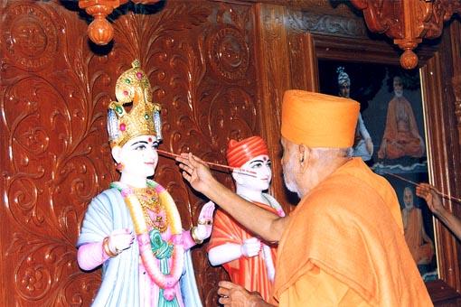 Swamishri performs murti pratishtha at Shree Swaminarayan mandir, Kosindra
