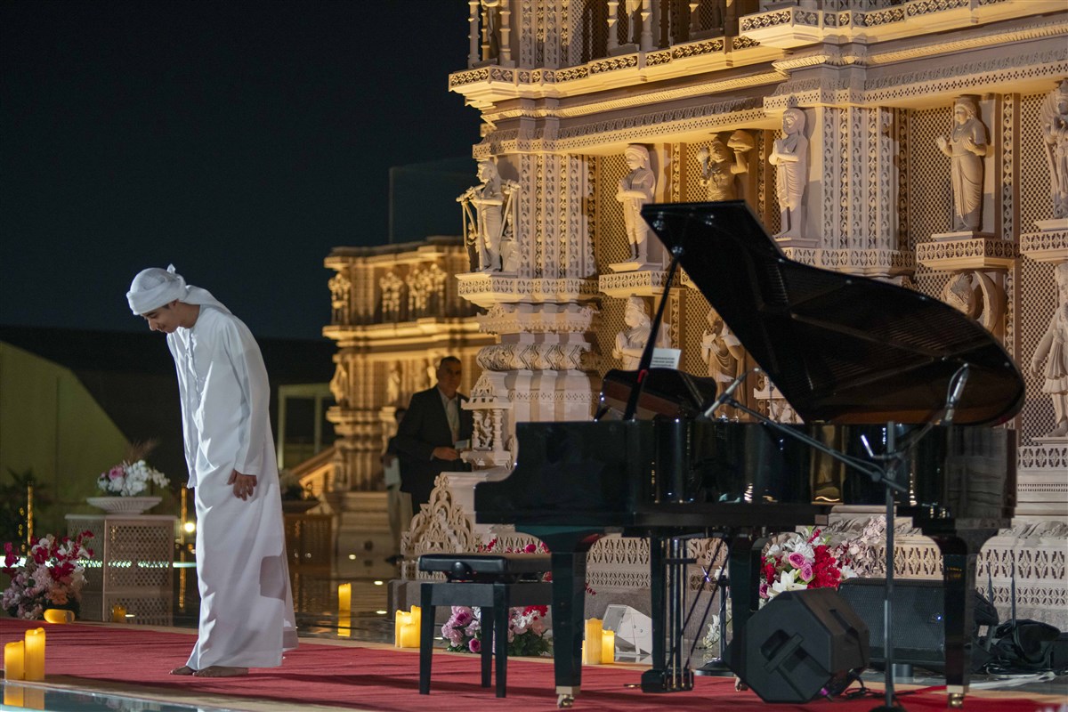 As Ahmed’s first set concludes, he asks the audience to take a few minutes to prepare for his next performance.