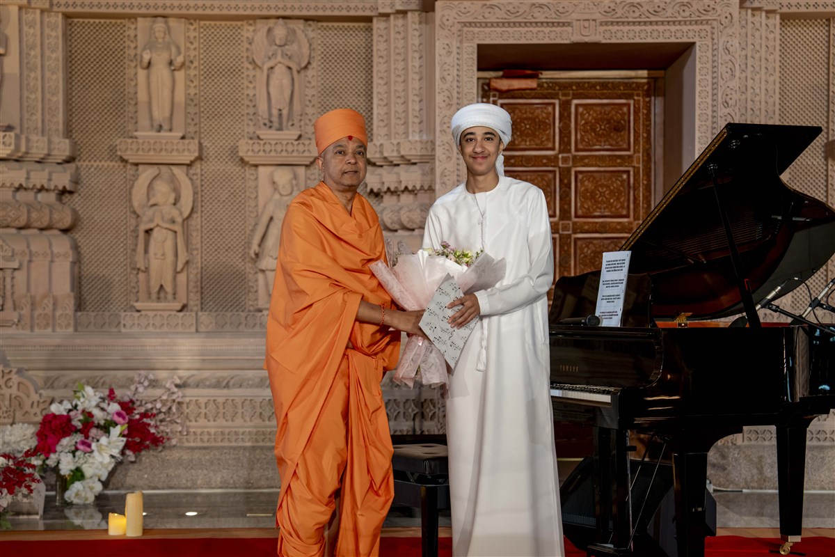 Swami Brahmaviharidas presents Ahmed with a bouquet, recognizing his heartfelt connection to the Mandir.
