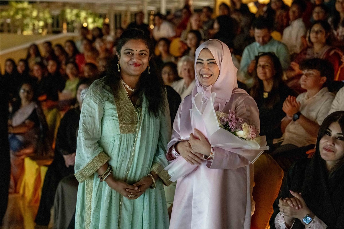 BAPS volunteer Ms. Shaily Desai honored Ahmed’s mother Eiman Alaleeli, celebrating the dedication and love that shaped his remarkable journey.