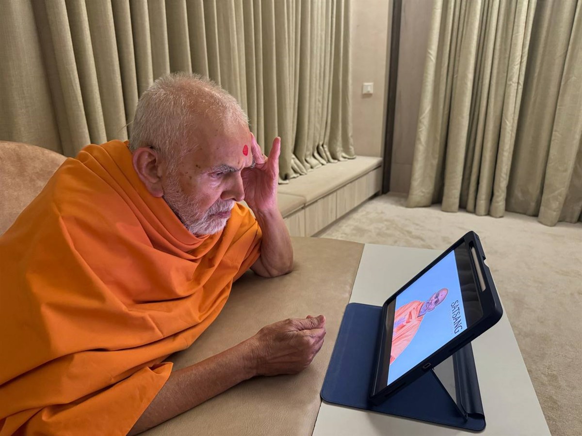 Swamishri hears inspiring incidents of devotees preparing for the Adhiveshan – May 10, 2025