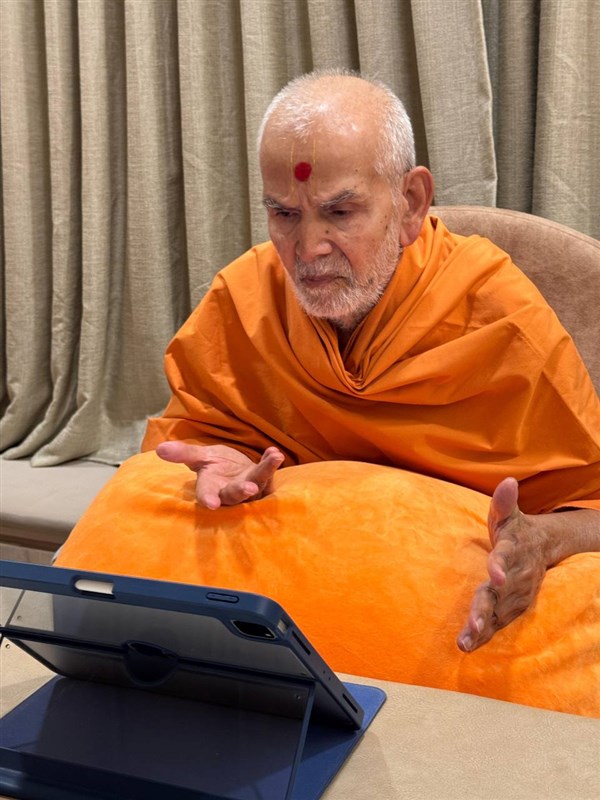 Swamishri hears inspiring incidents of devotees preparing for the Adhiveshan – May 10, 2025
