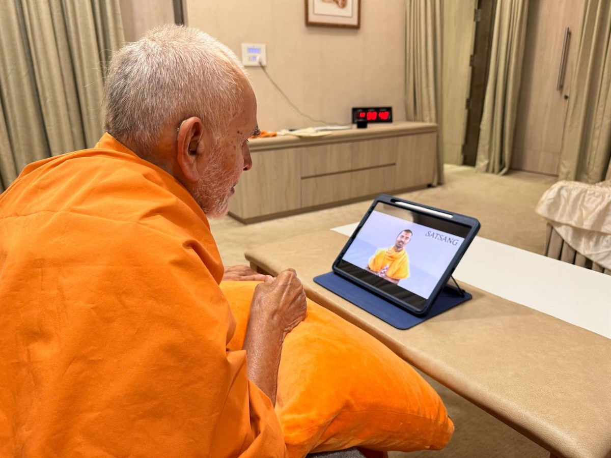 Swamishri hears inspiring incidents of devotees preparing for the Adhiveshan – May 10, 2025