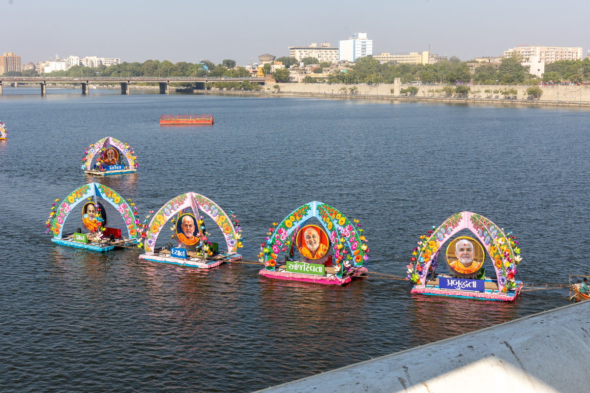 Decorative floats highlighting the virtues of Brahmaswarup Pramukh Swami Maharaj and Brahmaswarup Mahant Swami Maharaj in the River Sabarmati