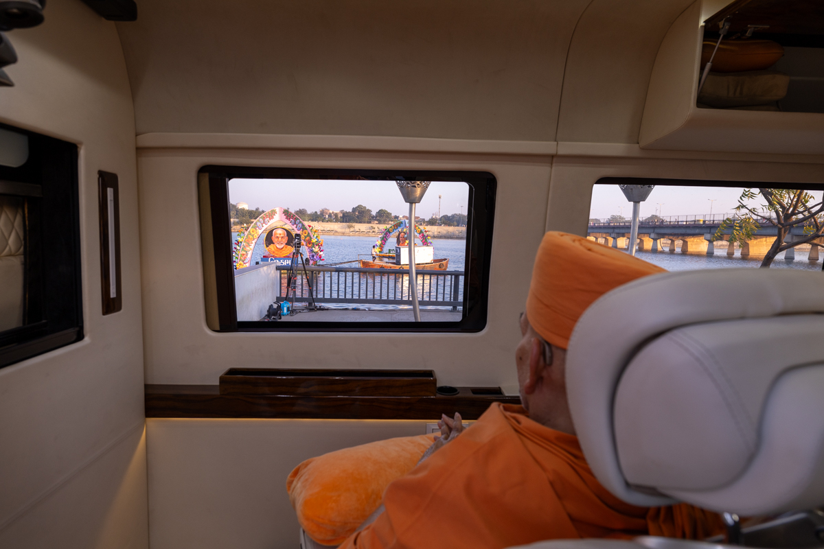 Swamishri arrives at the Sabarmati Riverfront