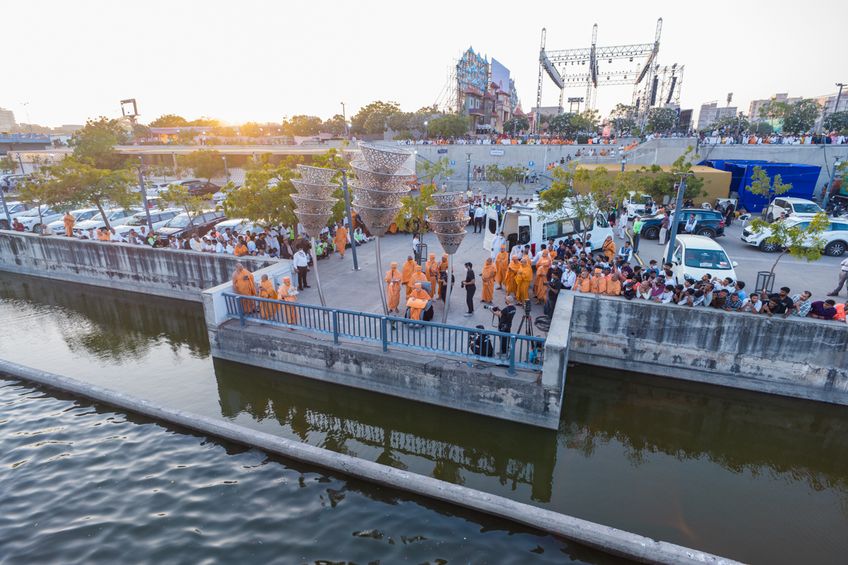 Swamishri observes floats in the River Sabarmati