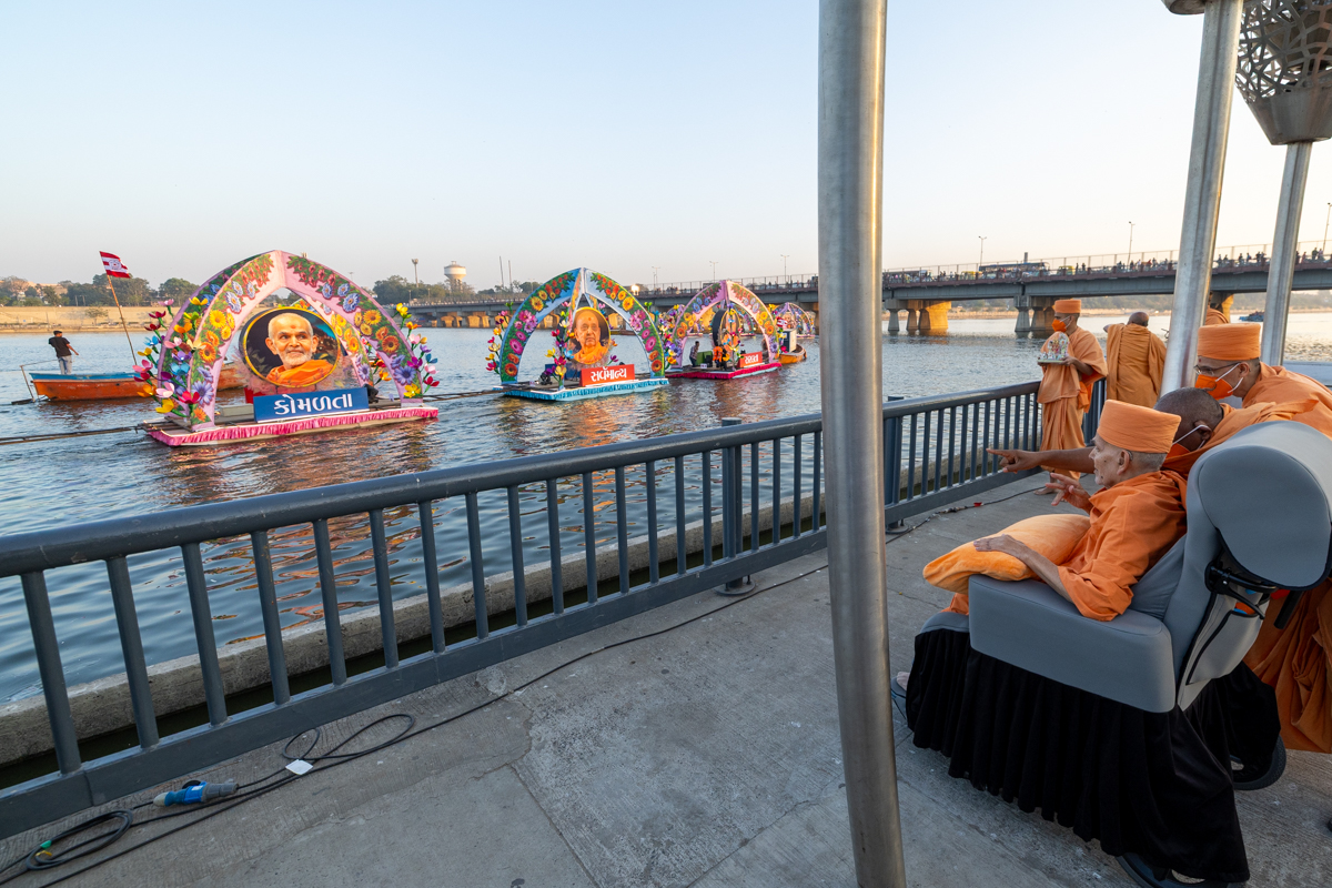 Swamishri observes floats in the River Sabarmati