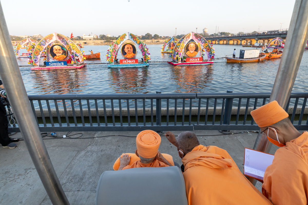 Swamishri observes floats in the River Sabarmati