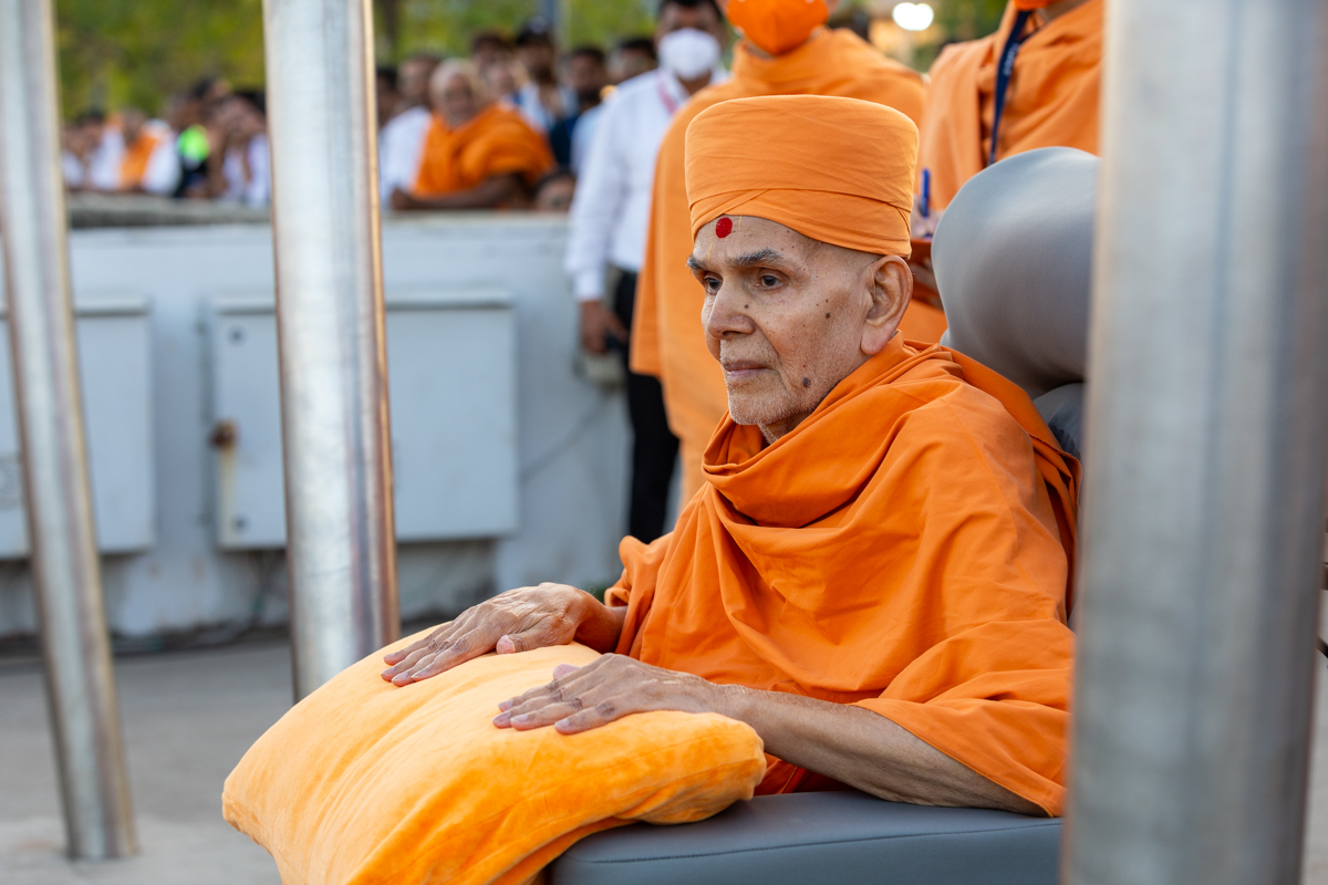 Swamishri observes floats in the River Sabarmati