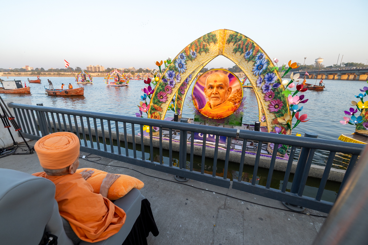 Swamishri observes floats in the River Sabarmati