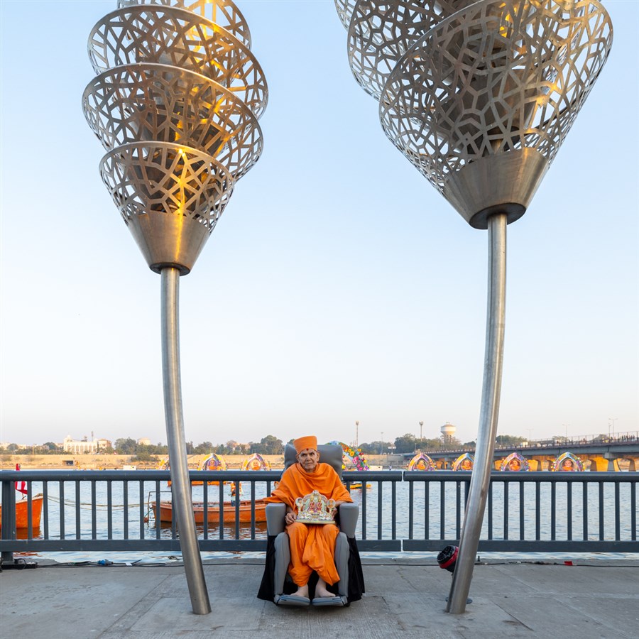 Swamishri with Shri Harikrishna Maharaj and Shri Gunatitanand Swami Maharaj at the Sabarmati Riverfront
