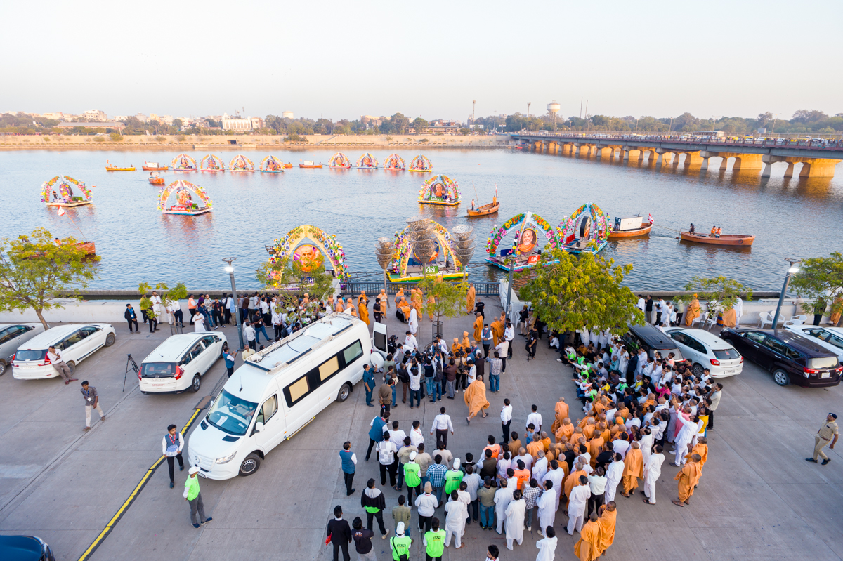 Swamis and devotees doing darshan of Swamishri