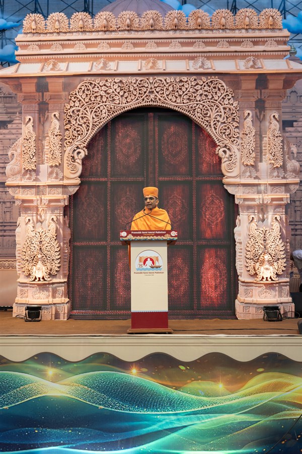 Adarshjivan Swami comperes the assembly