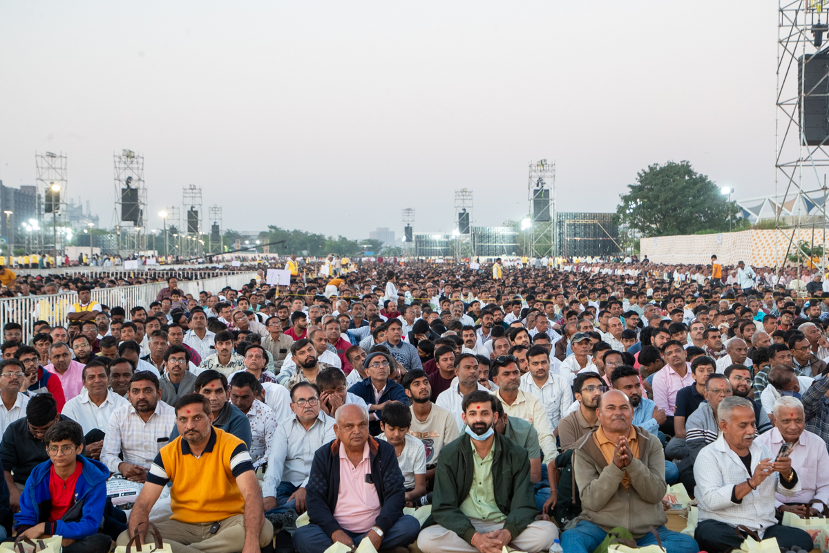 Devotees during the assembly