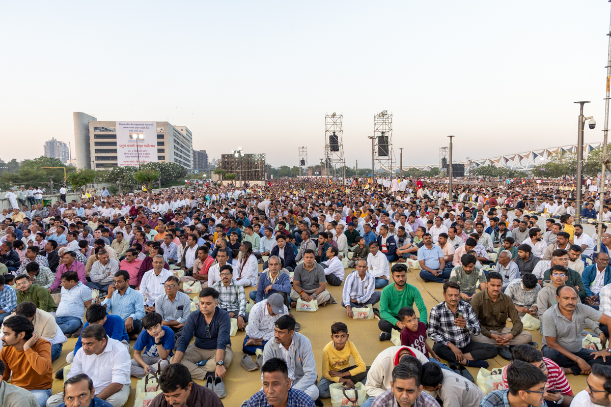 Devotees during the assembly
