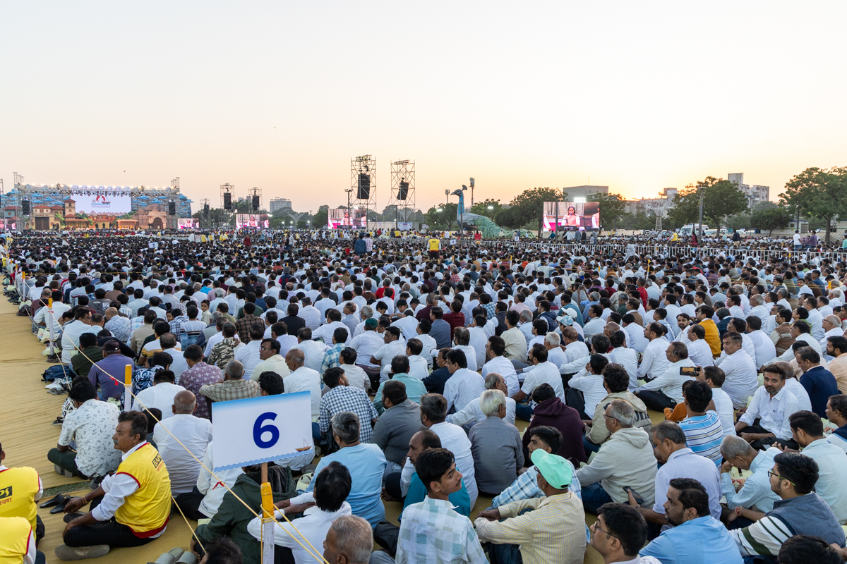 Devotees during the assembly