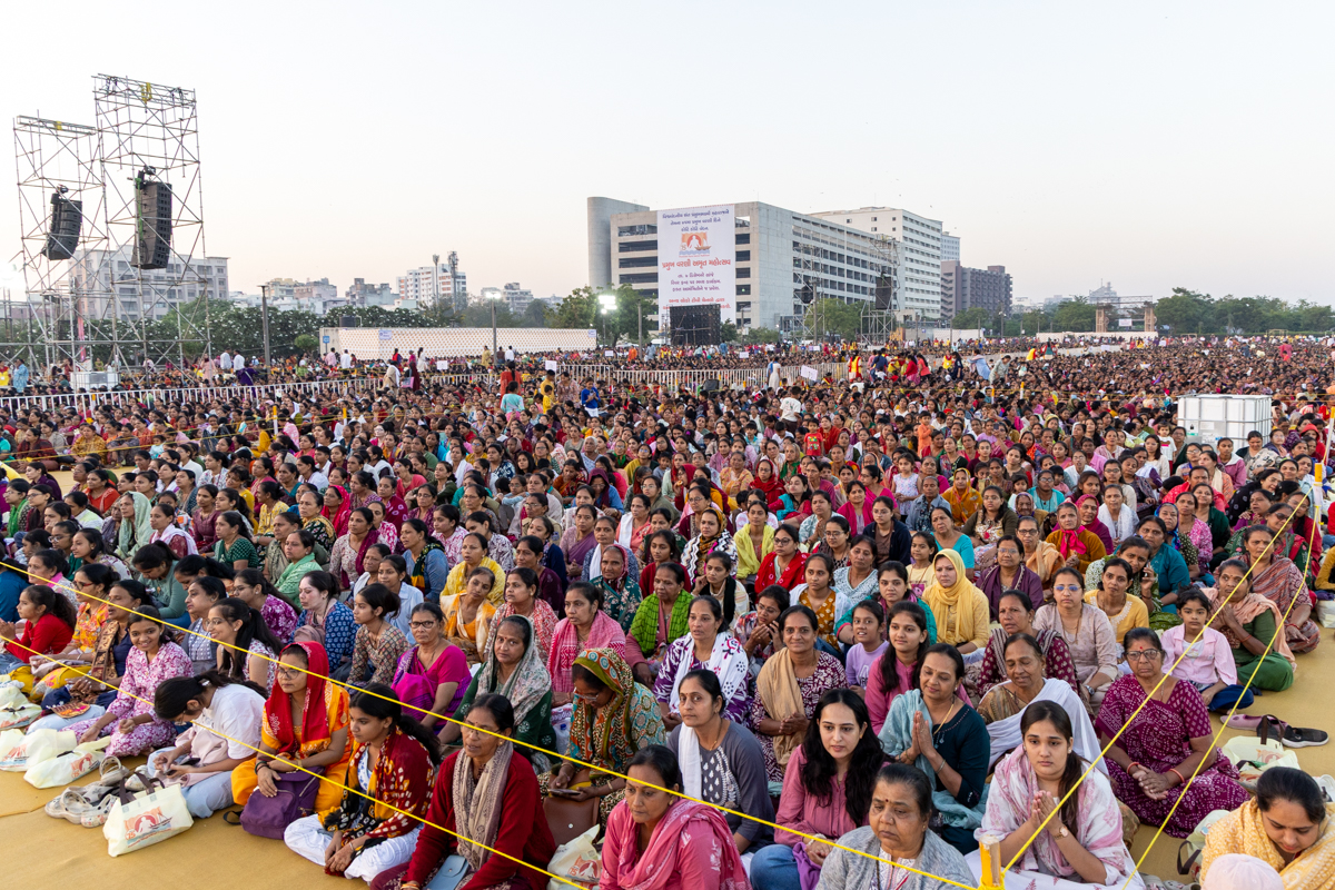Devotees during the assembly