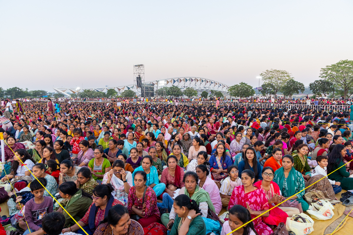 Devotees during the assembly