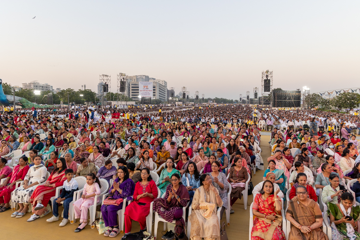 Devotees during the assembly