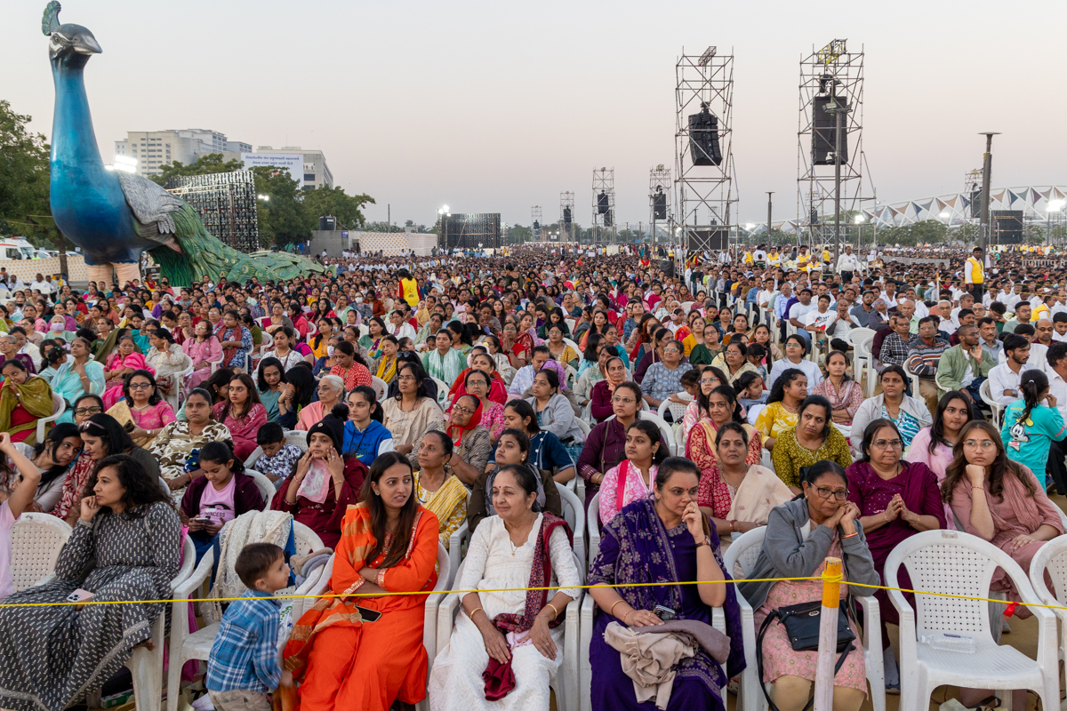 Devotees during the assembly