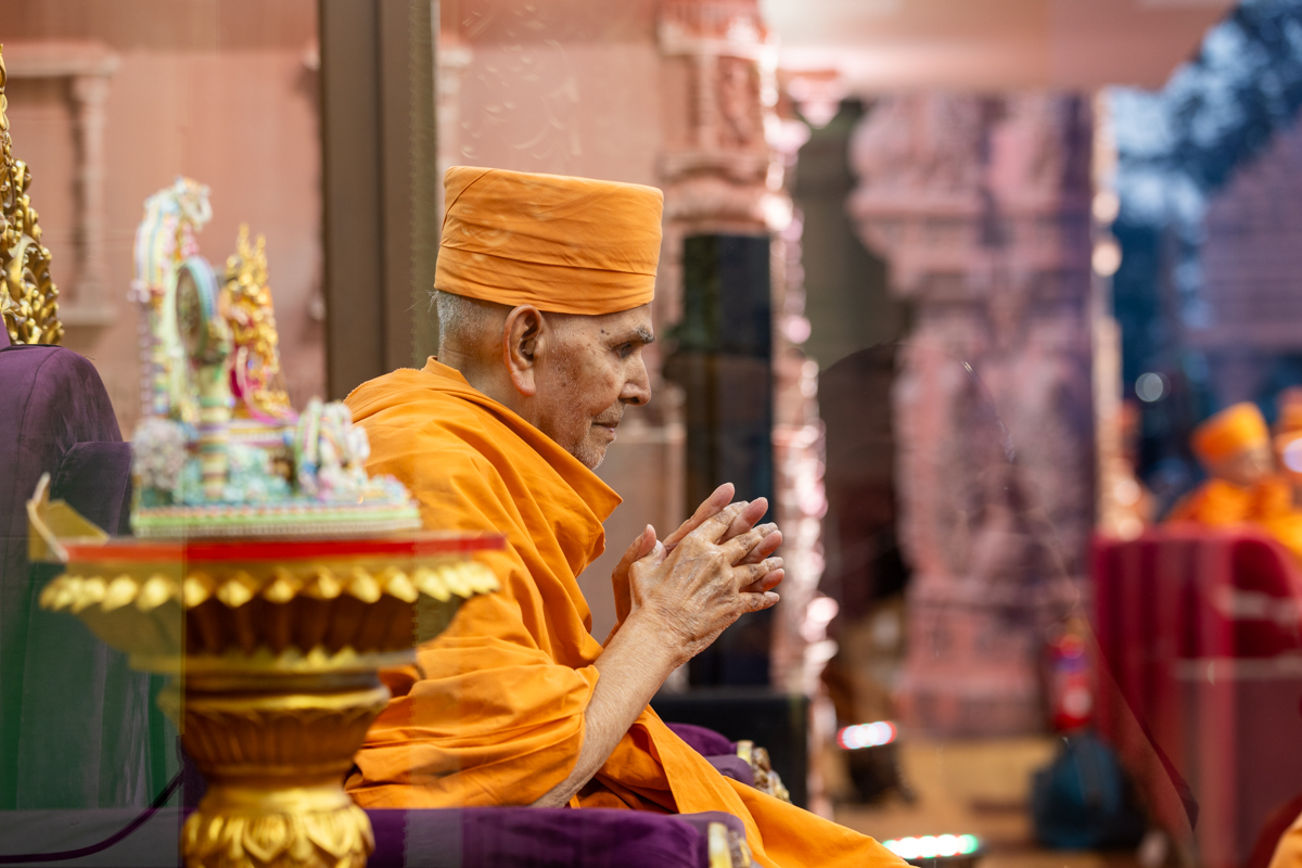 Swamishri greets all with folded hands