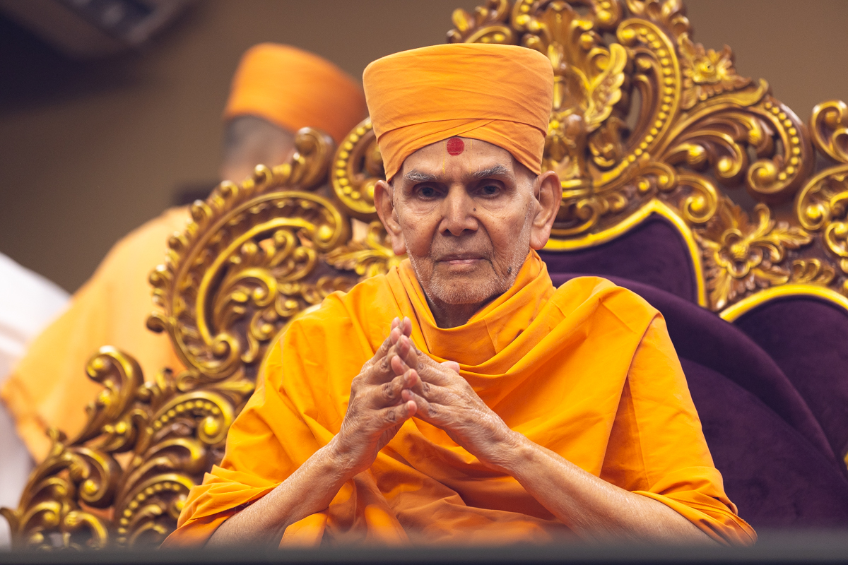 Swamishri greets all with folded hands