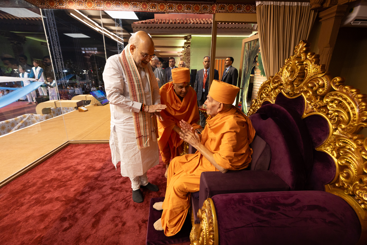 Swamishri in conversation with Shri Amitbhai Shah, Union Minister of Home Affairs of India