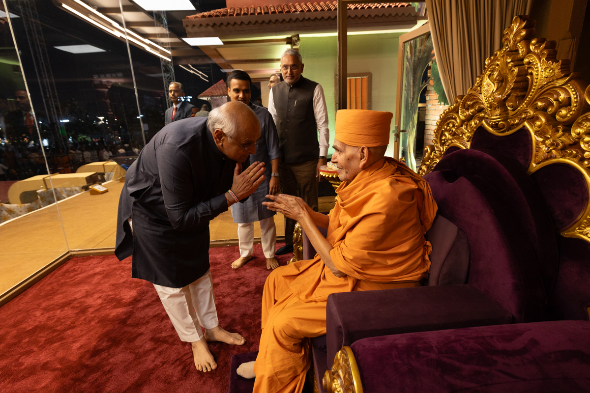Shri Bhupendrabhai Patel, Chief Minister of Gujarat, greets Swamishri