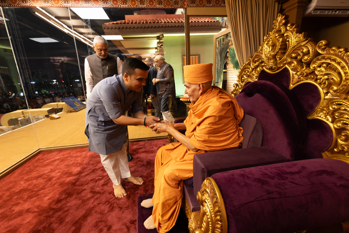 Shri Harsh Sanghavi, Deputy Chief Minister of Gujarat, greets Swamishri