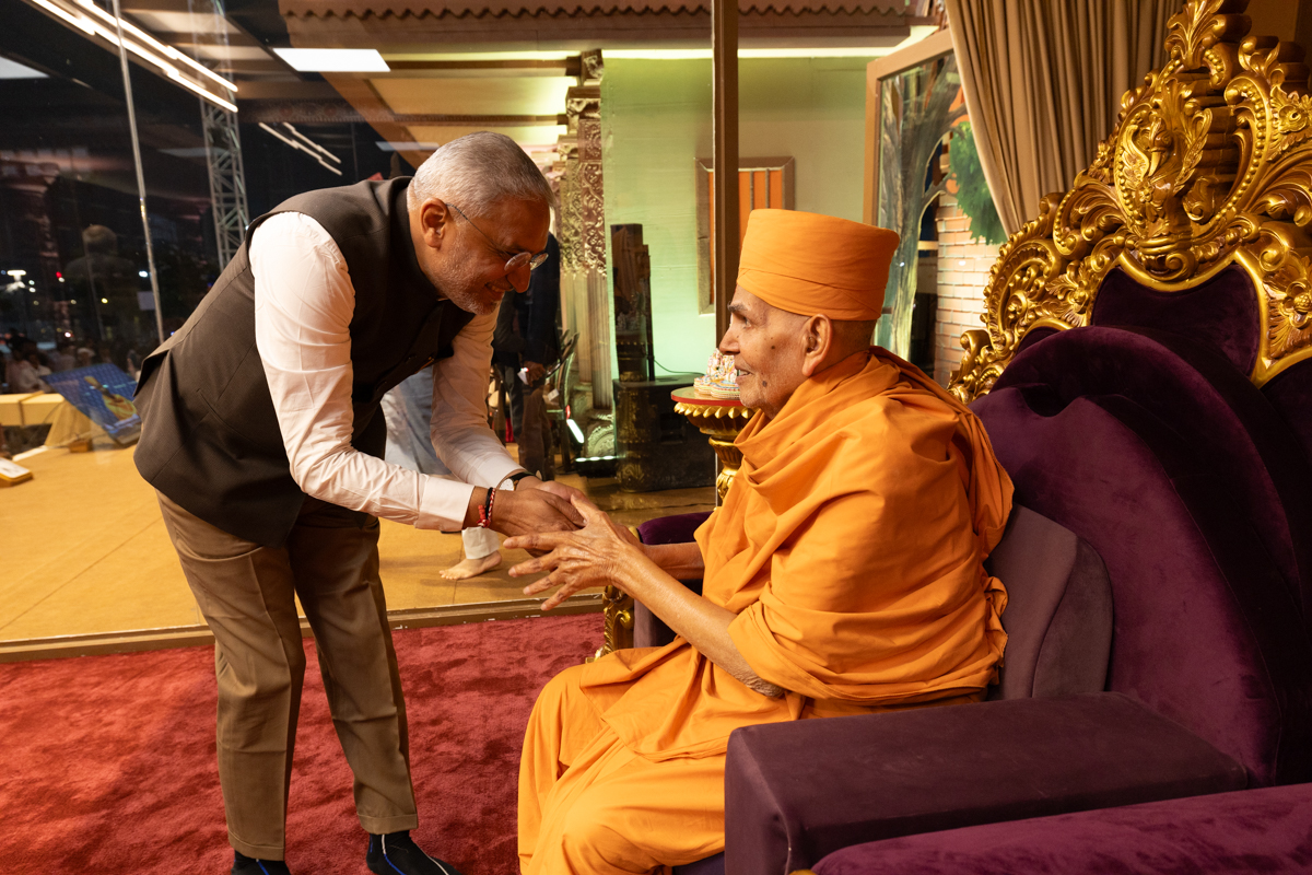 Shri Jagdish Vishwakarma, President of BJP, Gujarat, greets Swamishri